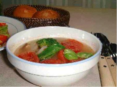 「トマトベースの野菜と鶏肉のスープ